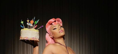 نيكي ميناج تحتفل بعيد ميلادها بـ صور فاضحة